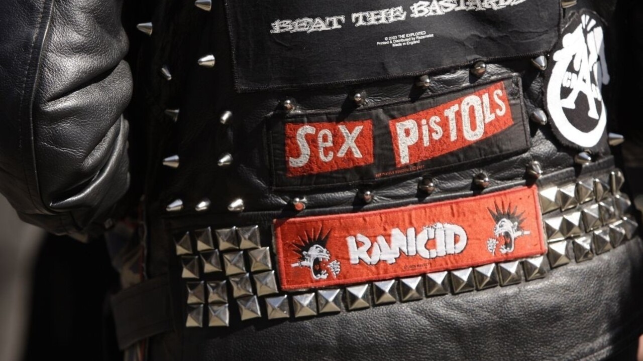 Syn slávnych rodičov spálil miliónovú zbierku, šlo o protest