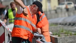 Britským robotníkom hrozí najstrmší pokles príjmov za 70 rokov