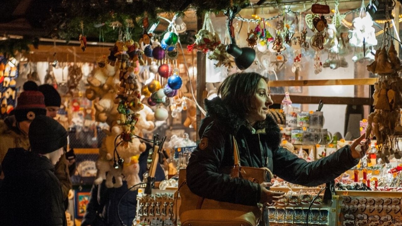 vianočné trhy obchod 1140 px (TASR/Michal Svítok)