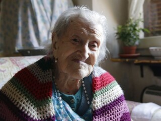 Najstarší človek sveta slávi narodeniny, teší sa dobrému zdraviu