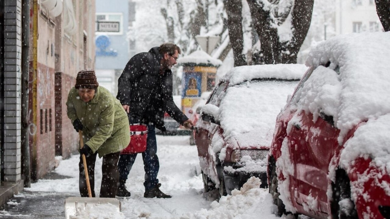 Časť Slovenska potrápi husté sneženie, varujú aj pred vetrom