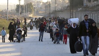 Boje v Aleppe neutíchajú, z mesta utekajú tisíce ľudí