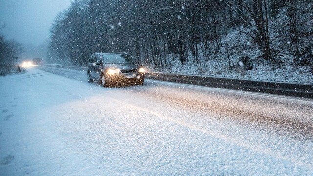 Husté sneženie komplikuje dopravu, na priechodoch sú obmedzenia