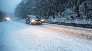 Husté sneženie komplikuje dopravu, na priechodoch sú obmedzenia