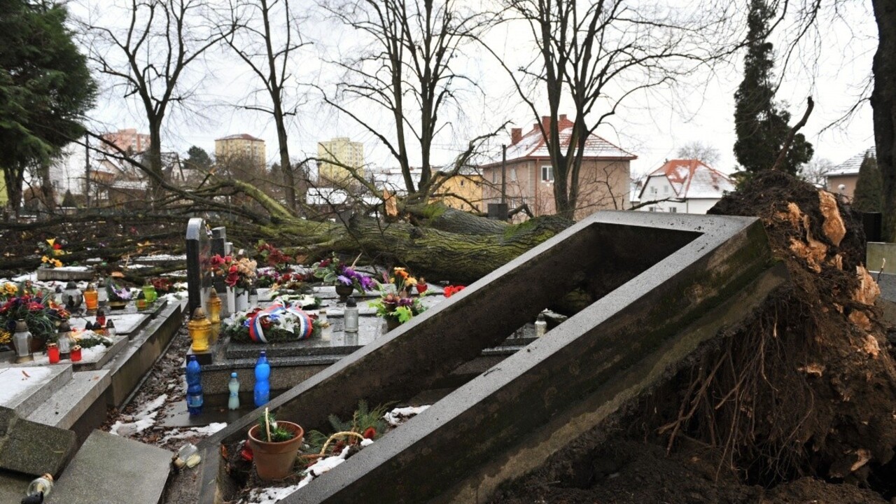 Národný cintorín zasiahla veterná smršť, poškodila hroby osobností