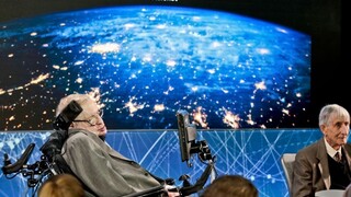 Slávneho astrofyzika Stephena Hawkinga v Ríme hospitalizovali