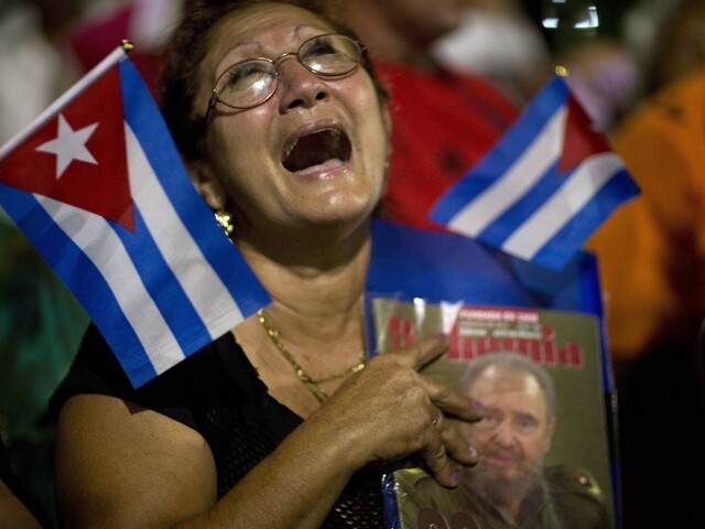 Putovanie urny Fidela Castra skončilo, uložená bude v Santiagu de Cuba