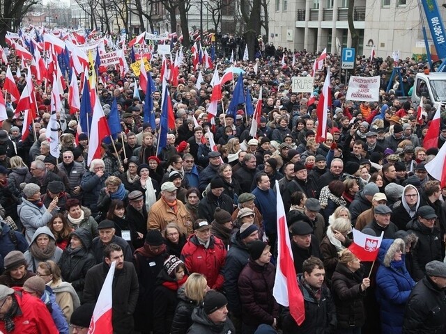Poľská vláda chce určovať pravidlá protestov, zdvihla sa vlna kritiky