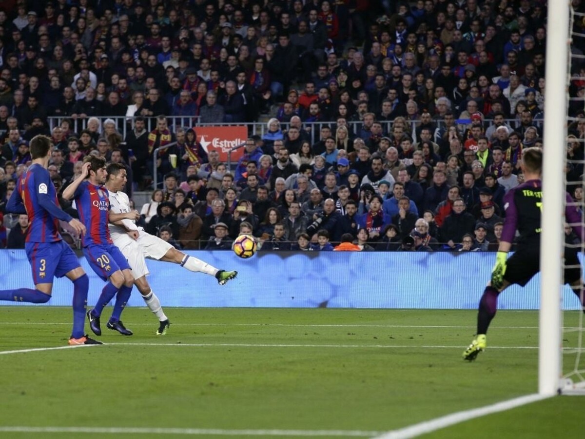 Real vyrovnal v závere El Clásica a udržal si náskok pred Barcelonou