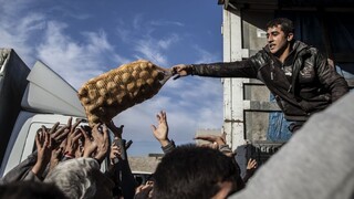 Stovky ľudí sa vrhli na potraviny, pomoc pre Mósul poznačil chaos