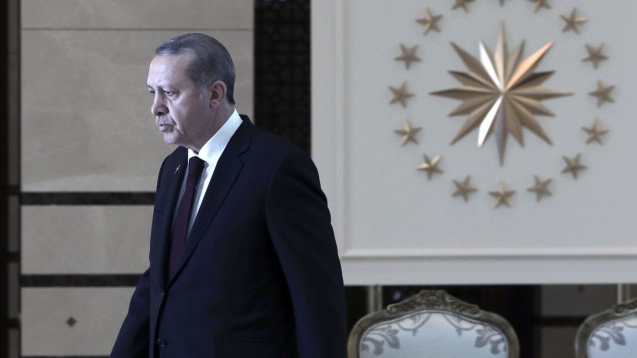 Erdogan by v novom tureckom systéme mohol vládnuť dekrétmi