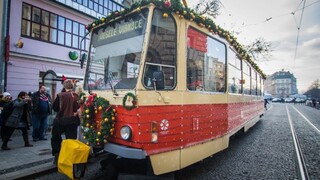 V uliciach Bratislavy opäť premáva vianočná električka