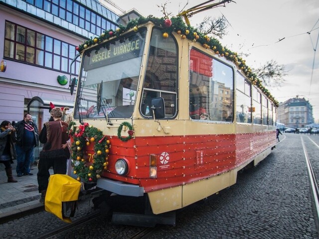 V uliciach Bratislavy opäť premáva vianočná električka