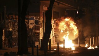 V Aténach vypukli nepokoje, ľudia útočili zápalnými fľašami i kameňmi