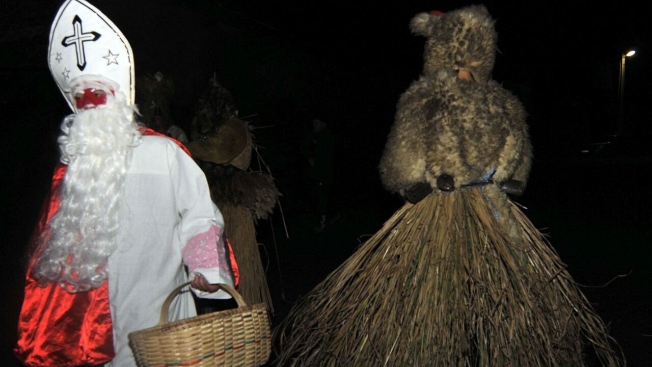 Mikuláš s čertom skončili za mrežami, anjela stíhajú na slobode