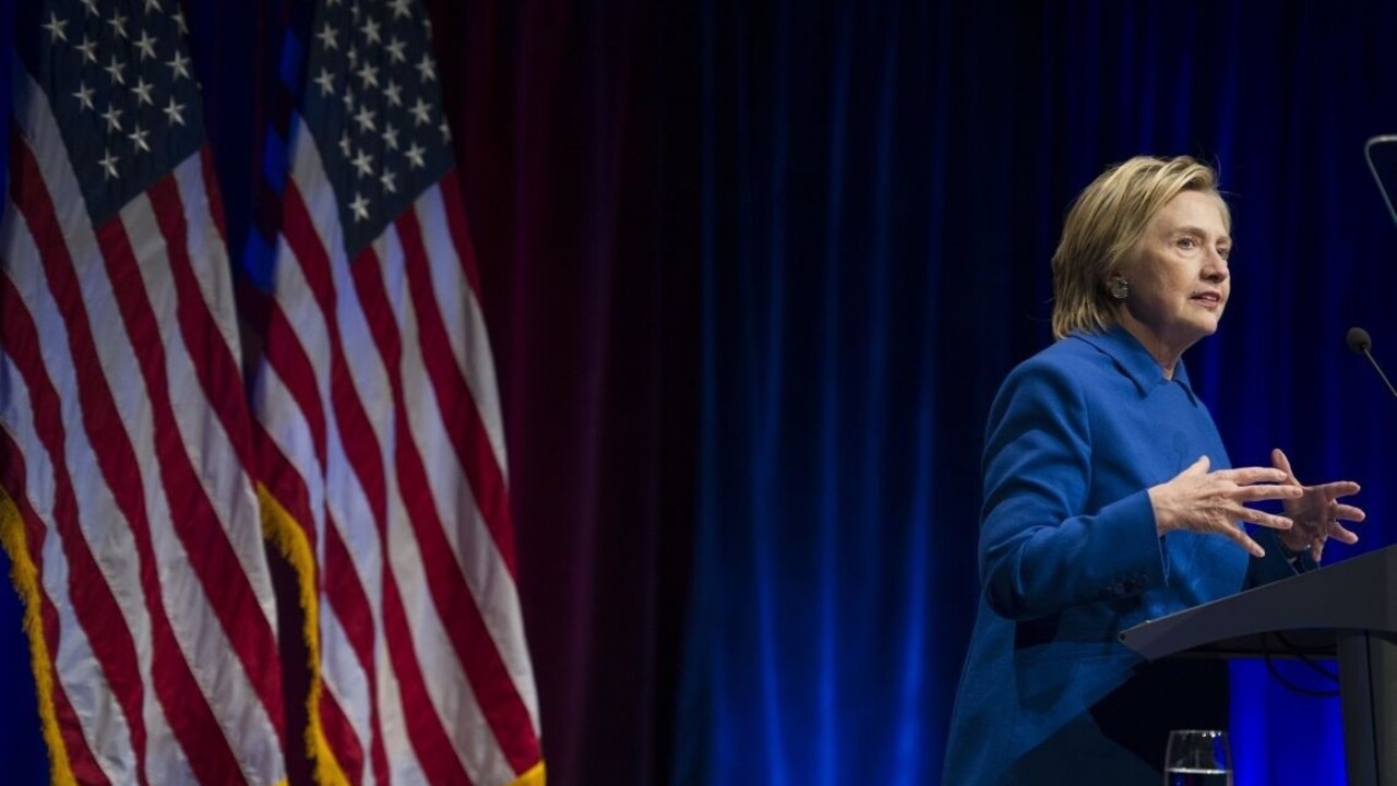 Clintonovú spájal so zneužívaním detí, Trump ho vyhodil z tímu