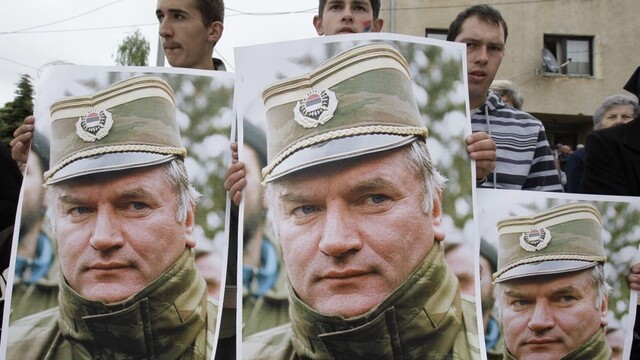 Ratko Mladič protest plagáty 1140 px (SITA/AP)