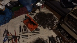 Pri záťahu na obchodníkov s falšovaným umením našli aj zbrane