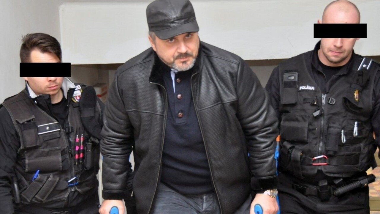 Černákova pravá ruka sa namiesto väzby musí pravidelne hlásiť