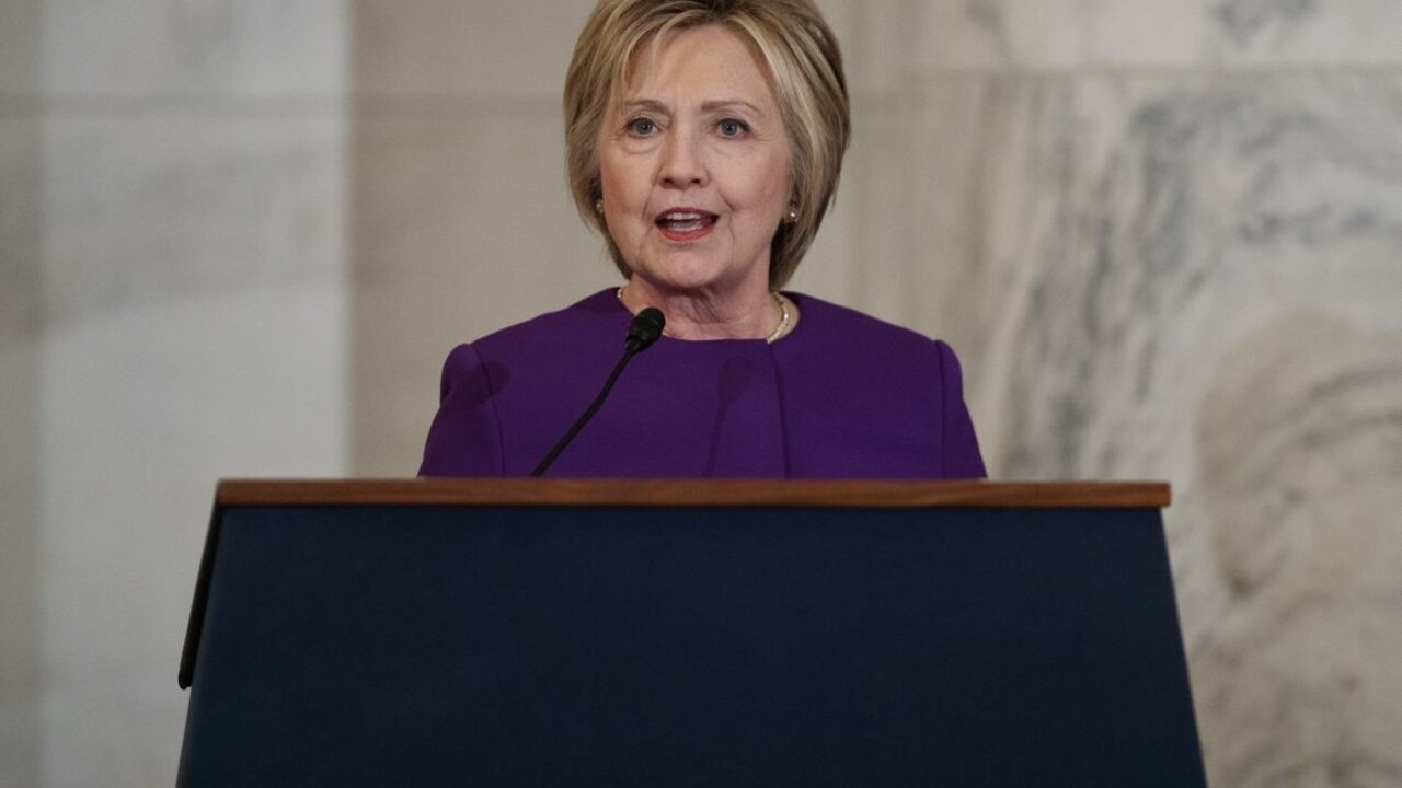 Internetom sa šíri epidémia falošných správ, varovala Clintonová
