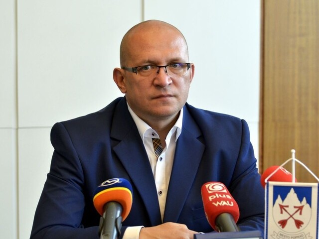 Popradskí poslanci si prilepšia, občanom sa to nepáči
