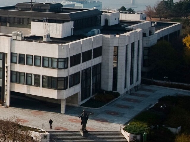 Prieskum vidí v parlamente osem strán, Kotleba má nad 10 percent
