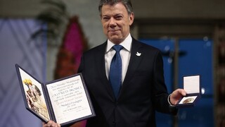 Santos si prevzal Nobelovu cenu za mier, je to pre neho dar z nebies