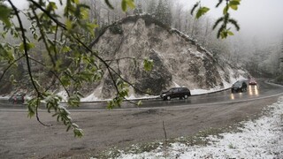 Slovensko potrápi sneženie, silný vietor aj poľadovica