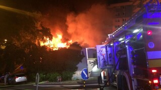 V bratislavskej Petržalke horel byt, žena skončila v nemocnici