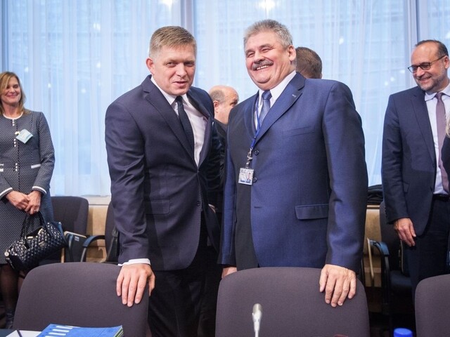 Fico chce čo najrýchlejšie zaviesť 500-eurovú minimálnu mzdu