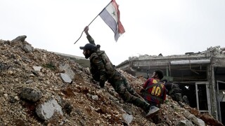 Asad dobýja Aleppo, vládni vojaci vraj masakrujú civilistov