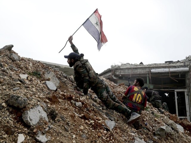 Asad dobýja Aleppo, vládni vojaci vraj masakrujú civilistov