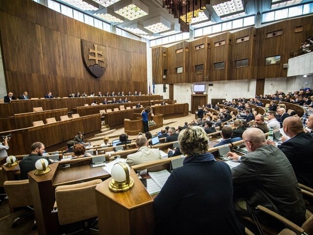 Súčasná vláda daňové licencie zruší, odborníci to hodnotia pozitívne