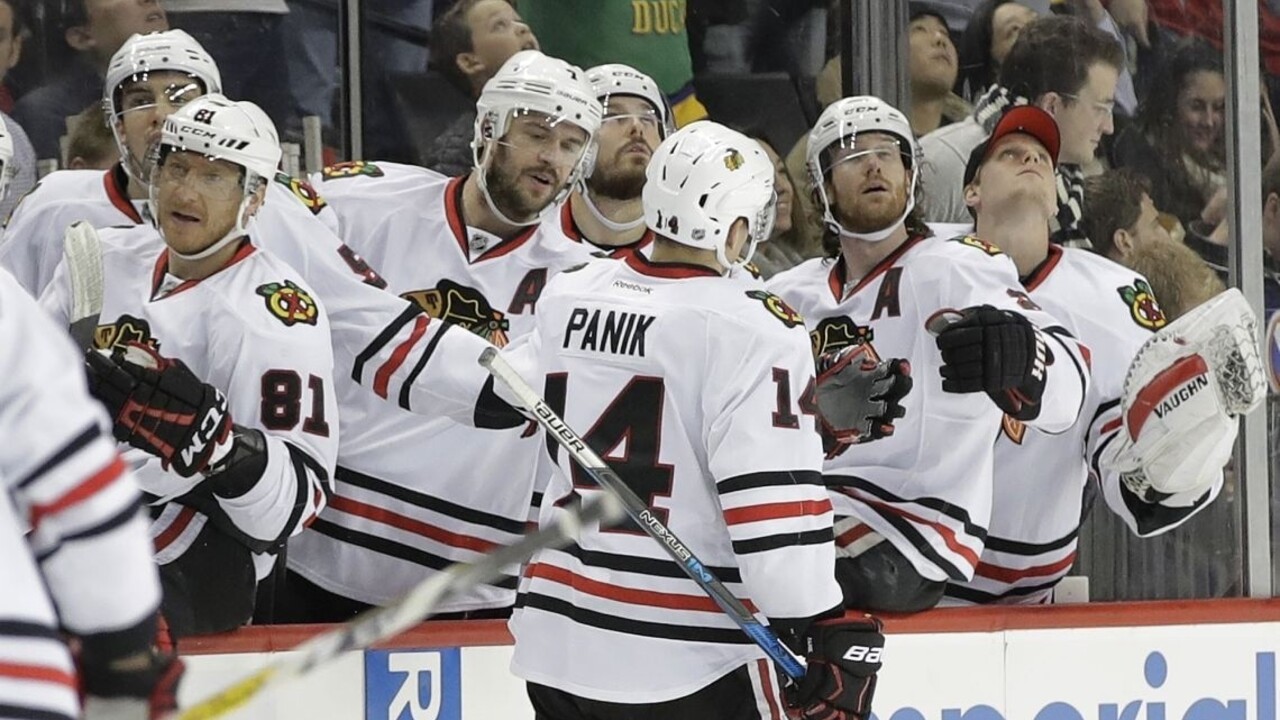 Pánik rozhodol o triumfe Chicaga, v NHL skórovali aj Hossa s Chárom