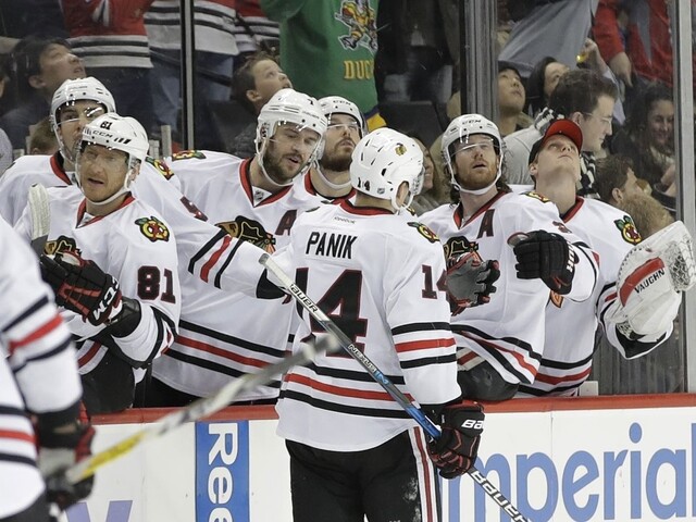Pánik rozhodol o triumfe Chicaga, v NHL skórovali aj Hossa s Chárom