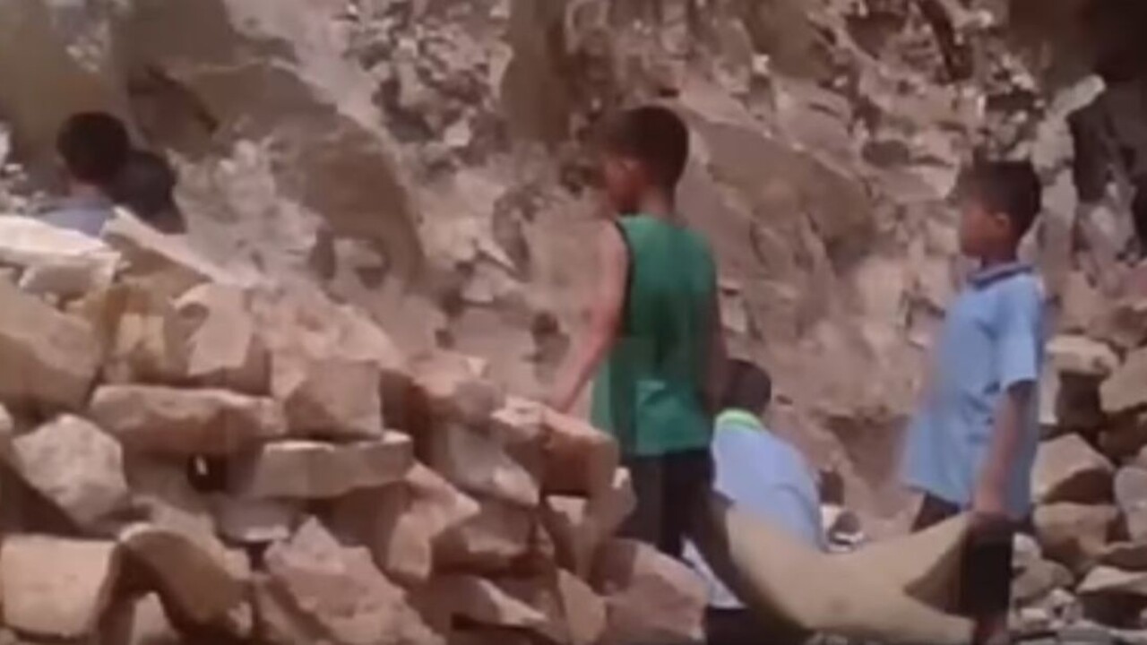 Šokujúce videá ukazujú deti, ktoré nútia ťažko pracovať v baniach