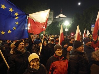 Demonštranti podporili médiá a zablokovali poľský parlament
