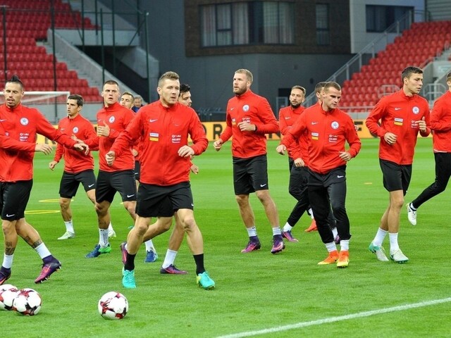 Slovenskí futbaloví reprezentanti si na turnaji uctili pamiatku Petra Dzúrika