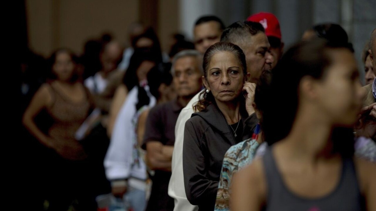 Venezuela stiahla najvyššiu bankovku, vypukol chaos a rabovanie