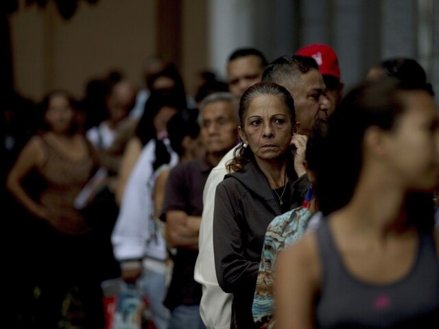Venezuela stiahla najvyššiu bankovku, vypukol chaos a rabovanie
