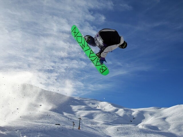 Patrick Burgener a Kim Chloe ovládli preteky novej sezóny snowboardistov