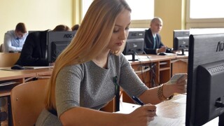 Takmer polovica stredoškolákov si chce dať prihlášku na českú vysokú školu