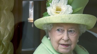 Predstavili oficiálny portrét 90 ročnej kráľovnej, vytvoril ho známy fotograf