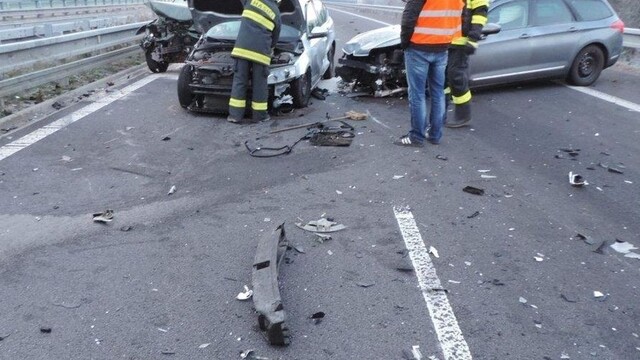 Po čelnej zrážke na R1 zahynul muž, známy dídžej skončil v nemocnici