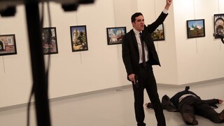 Pred kamerami zastrelili ruského veľvyslanca v Turecku