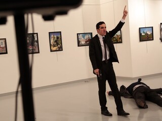 Pred kamerami zastrelili ruského veľvyslanca v Turecku