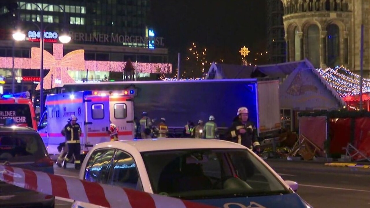 Do davu ľudí na vianočných trhoch v Berlíne vrazil nákladiak