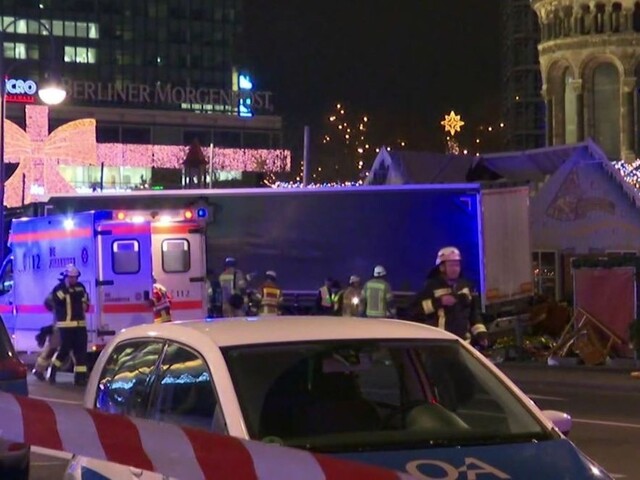 Do davu ľudí na vianočných trhoch v Berlíne vrazil nákladiak