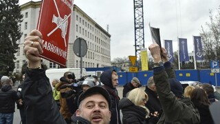 Politická kríza v Poľsku sa prehlbuje, olej do ohňa prilial aj vládny návrh