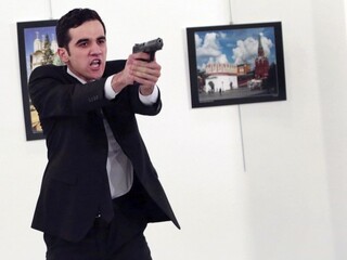 Atentát na ruského veľvyslanca v Turecku je podľa Putina provokáciou
